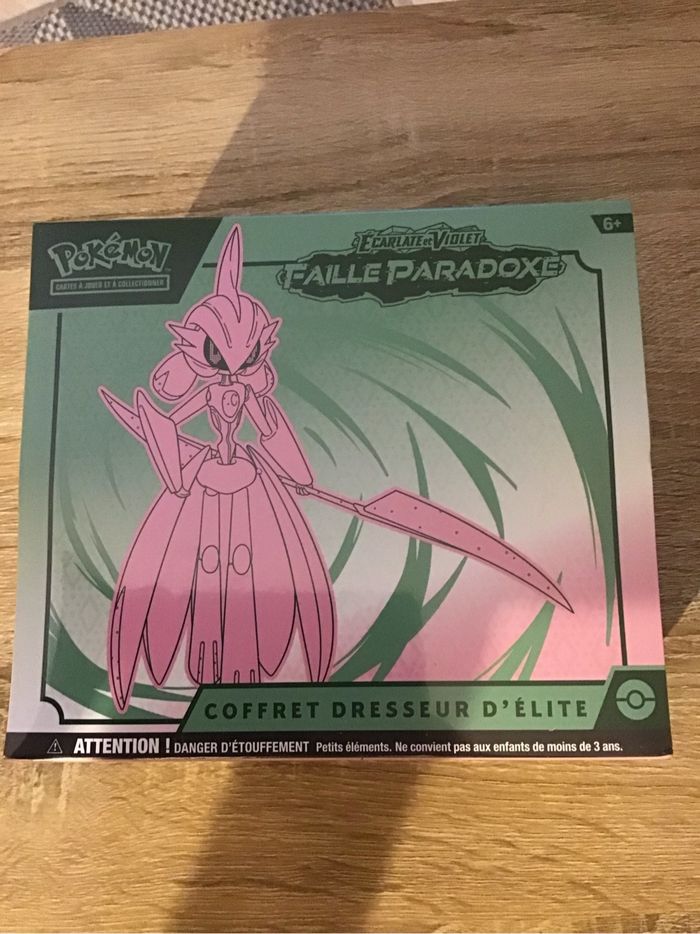 ETB cartes Pokémon faille paradoxe EV4 coffret dresseur d’élite boosters neuf