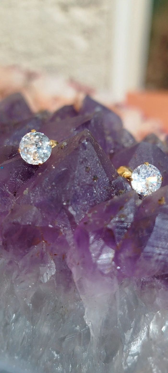 Éclatants Clous plaqué Or 24 carats et son Zircon authentique. - photo numéro 2