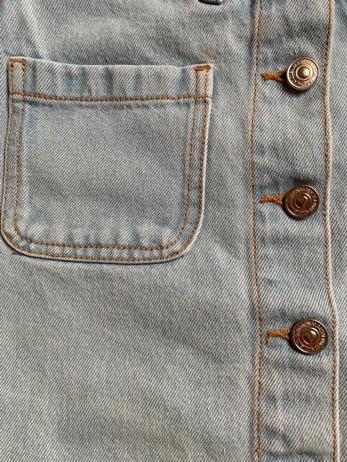 Jupe en jean bleu clair boutonnée - photo numéro 3