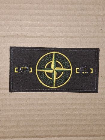 1 Patch Stone Island + 2 boutons