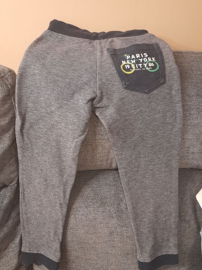 Jogging 6 ans du pareil au même garçon tbe - photo numéro 2