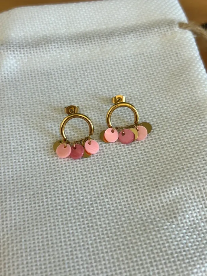 Boucle d’oreille avec perle rose - photo numéro 3