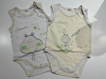 Lot de 2 body sans manches taille 12 mois.