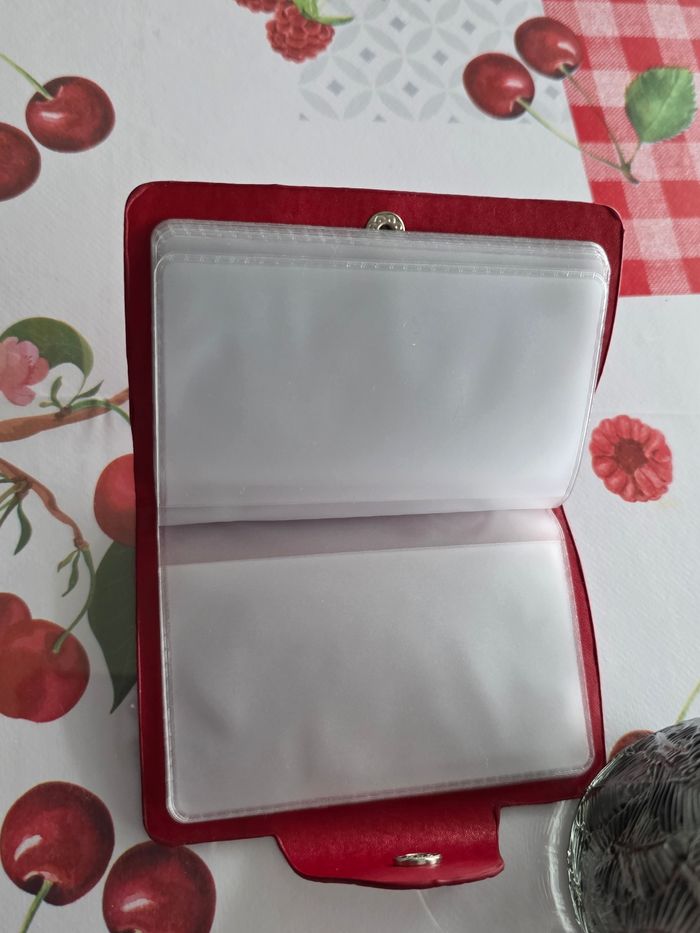 ENSEMBLE PORTE CARTES (12) UN PORTE MONNAIE ET UN ÉTUI POUR LUNETTES NEUF COULEUR ROUGE FONCER MARQUE FRANÇOISE SAGET - photo numéro 6