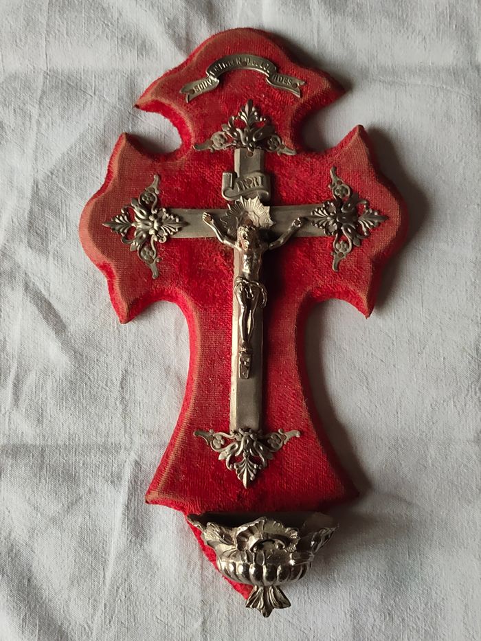 Ancien bénitier en feutrine rouge (n°22)