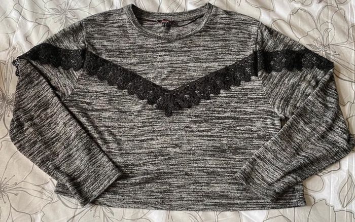Blouse chinée grise avec dentelle devant