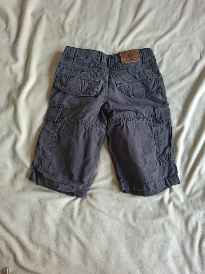 bermuda garçon gris foncé, taille 6 ans, marque Vert Baudet, en très bon état - photo numéro 3