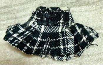 Jupe à carreaux noir et blanche pour barbie bon état