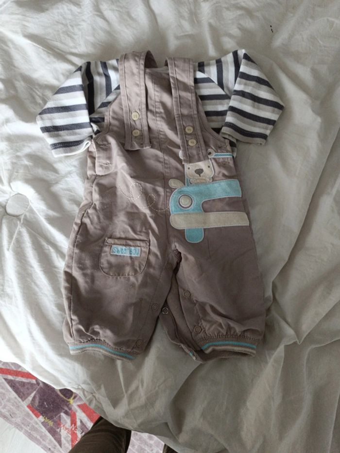 Salopette et tee shirt