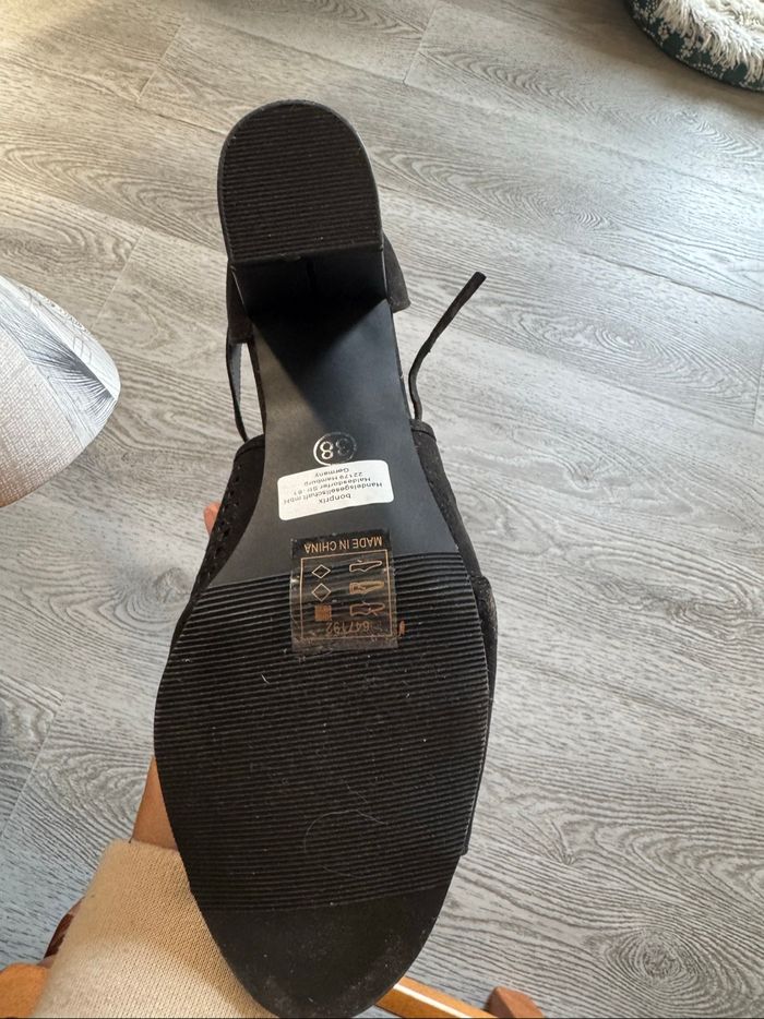 Chaussures à talon en daim noir - photo numéro 3
