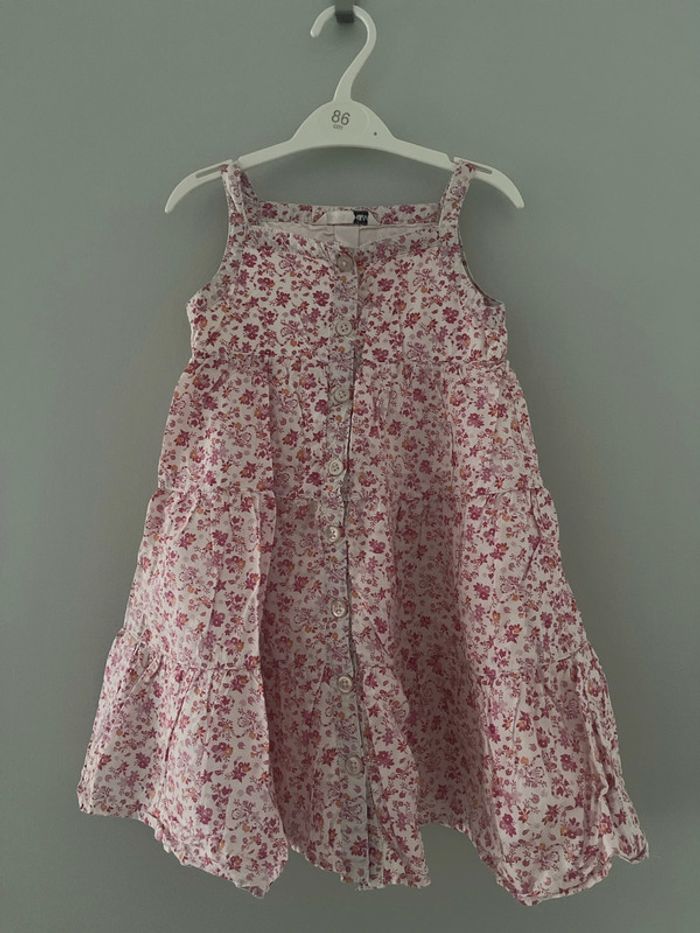 Robe qui tourne à petites fleurs rose taille 3 ans