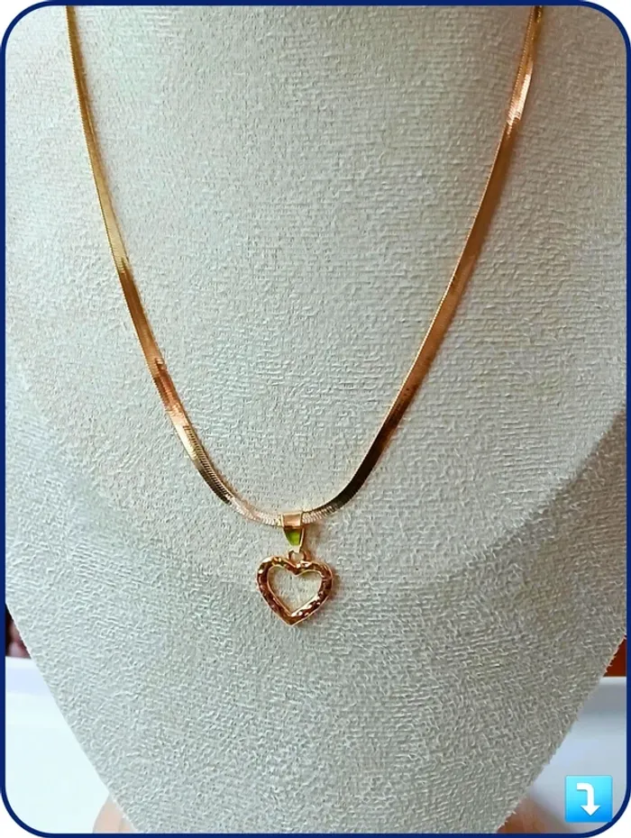 Collier doré maille serpent avec cœur martelé – tendance, chic et moderne - photo numéro 2