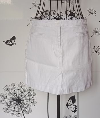 Jupe courte de couleur blanche. Taille 38