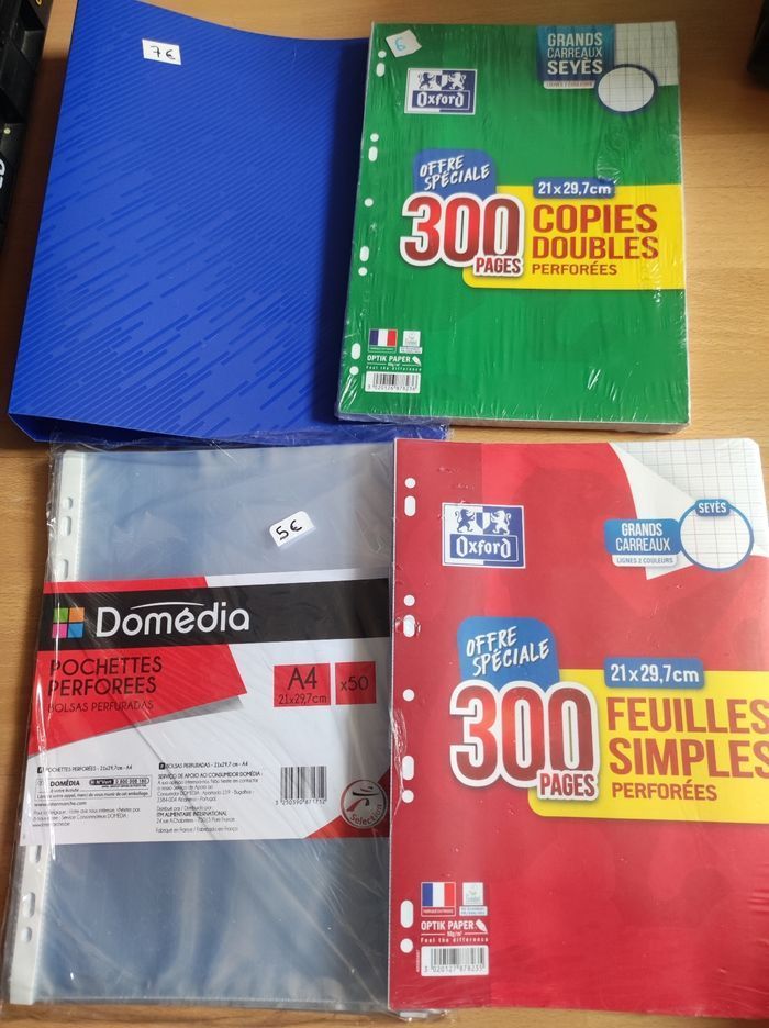 Lot Classeur, feuilles et pochette perforées neuf - photo numéro 1