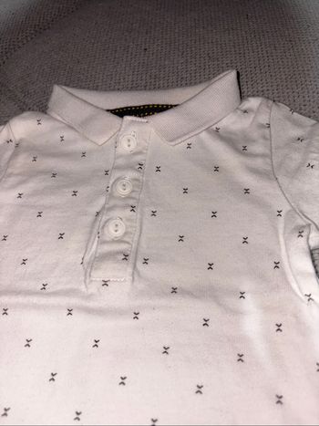 Polo bébé imprimé discret