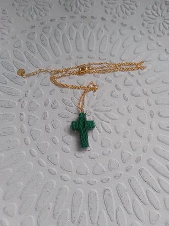 Collier croix vert malachite
