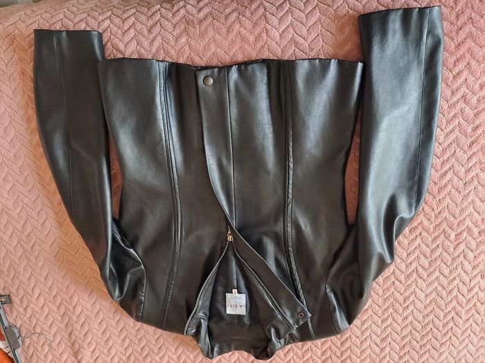 Superbe veste cintrée simili noir femme jamais portée T2 La city magnifique - photo numéro 5