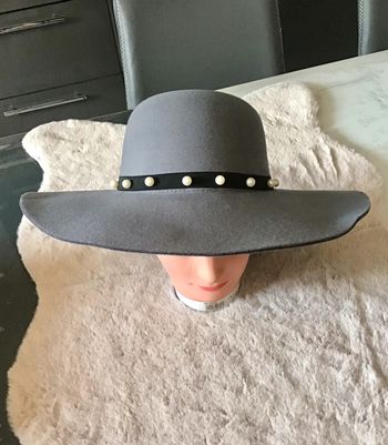 Jolie chapeau gris contour noir fausse perles nacrées taille unique (0723)