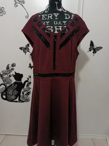 Robe bordeaux avec dentelles