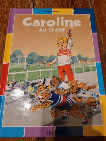 Livre Caroline au Stade Pierre Probst Hachette Jeunesse Album collection multicolore couleurs sport