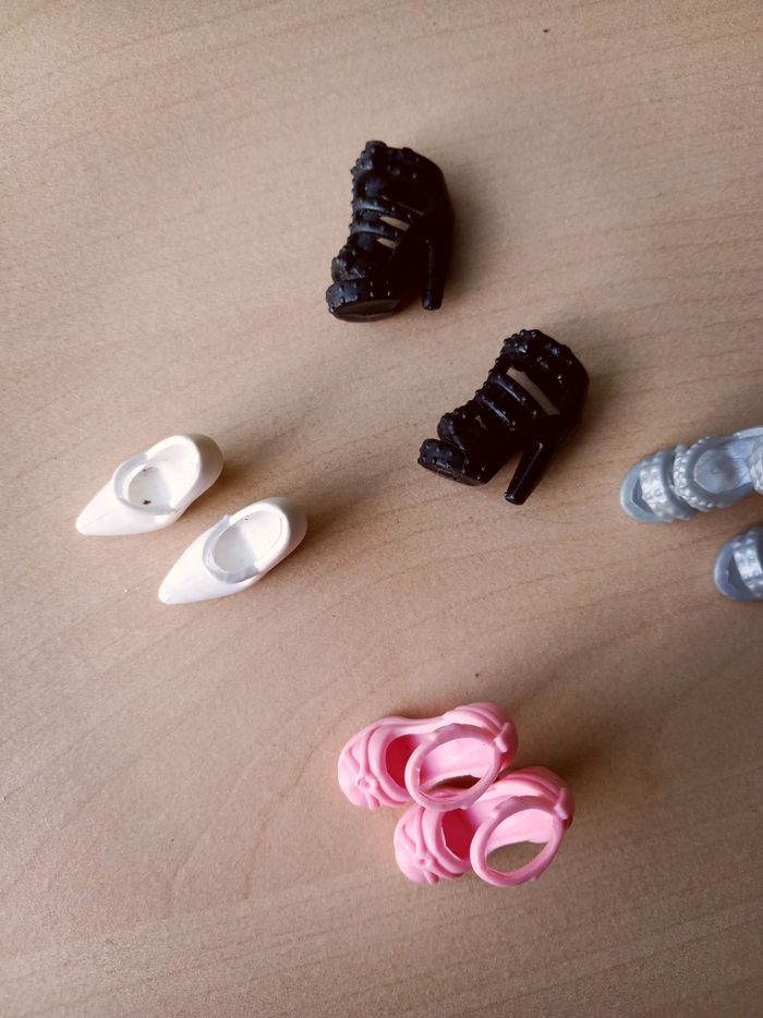 Lot de 4 paires de chaussures à talons & escarpins pour poupée Barbie - photo numéro 3