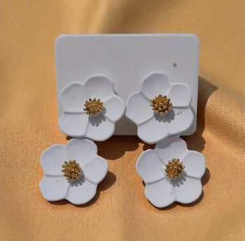 Boucle d'oreille double petite fleur blanche 