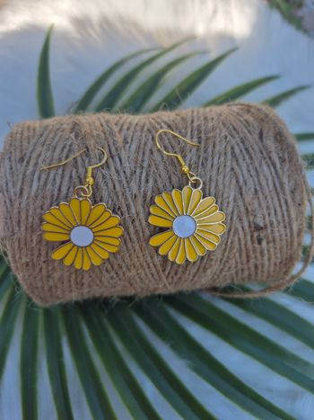 Boucles d’oreilles marguerite en métal jaune et blanc 🌼✨ #Bijoux #Fleurs #Mode
