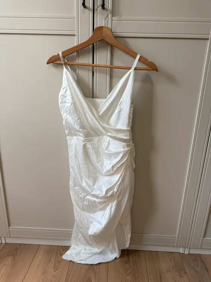 Jolie robe blanche asymétrique S/36
