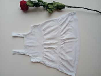 Robe blanche neuve à bretelles