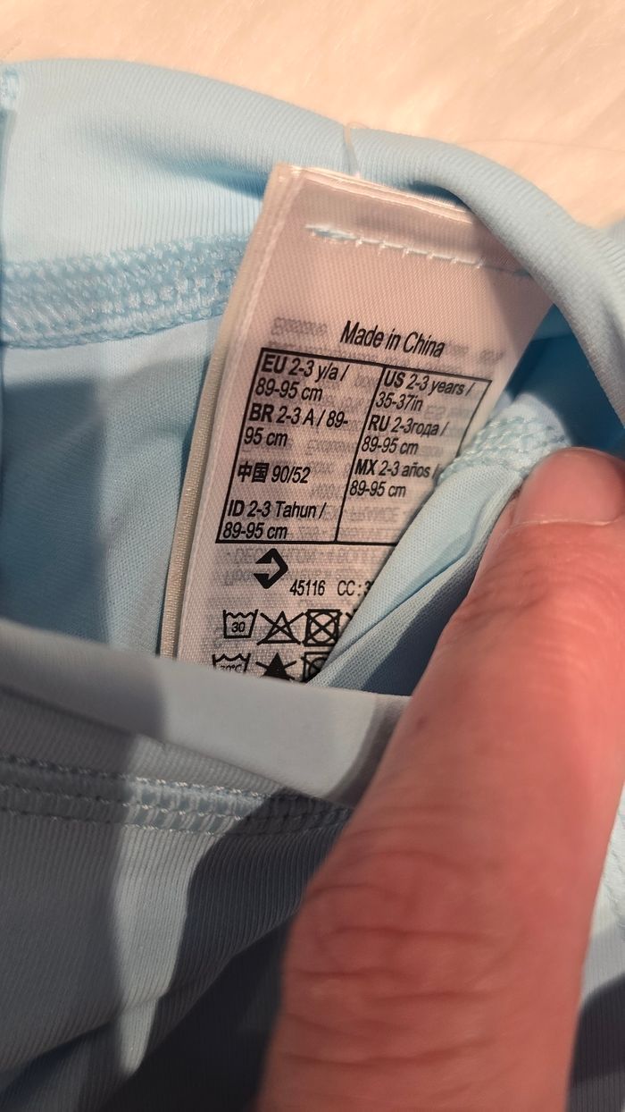 Neufs (non portés)💙😍🤩  superbe ensemble maillot uv et short de bain 3 ans garçon 💙😍🤩 - photo numéro 3