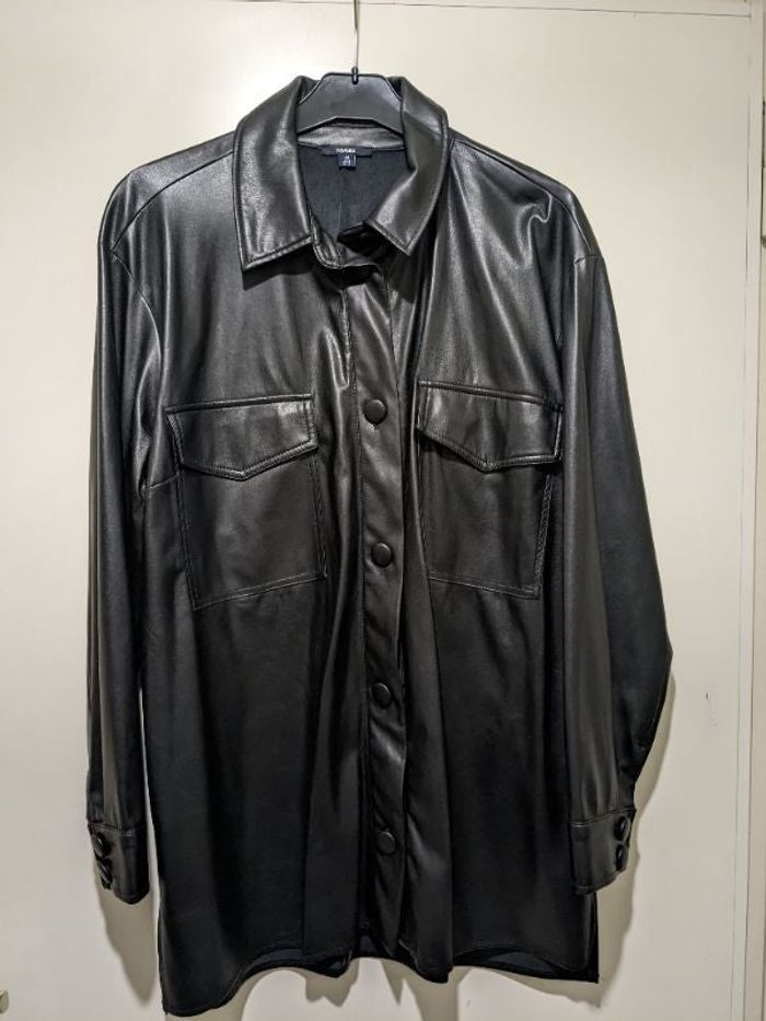 Surchemise Kiabi simili cuir noir. Taille 48