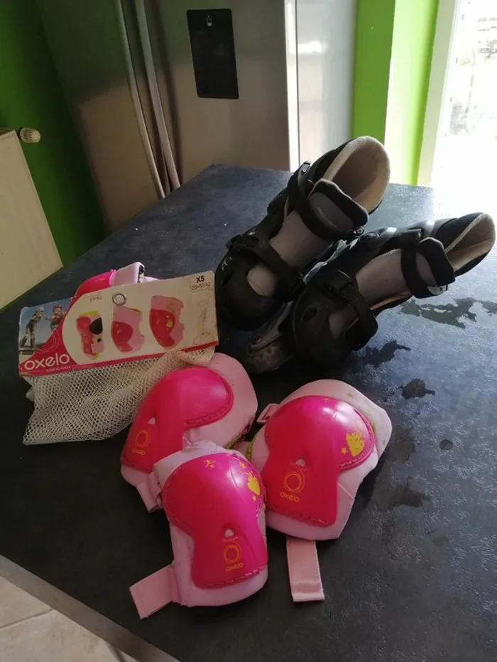 Paire de rollers et ses protections