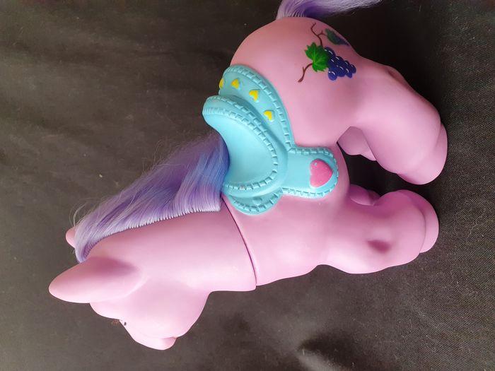 Grand poney à coiffer violet et rose avec selle bleue H 27 cm - photo numéro 4