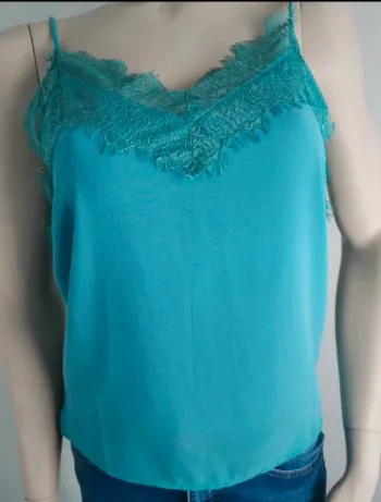 Top bretelles marque Ikoone & Bianka taille S encolure style  dentelle neuf avec étiquette