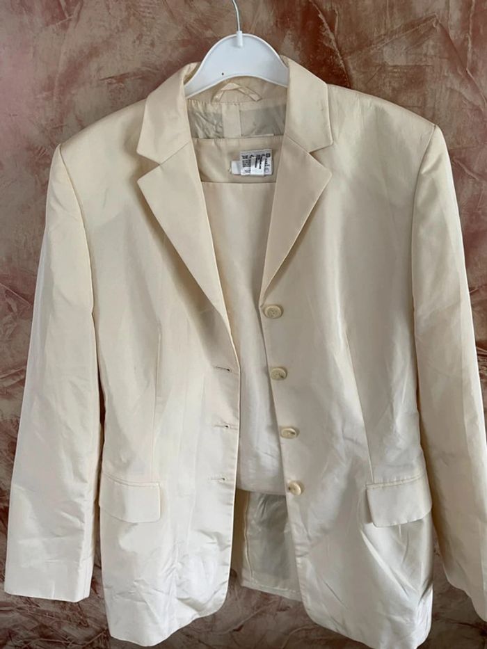 Top court et veste champagne