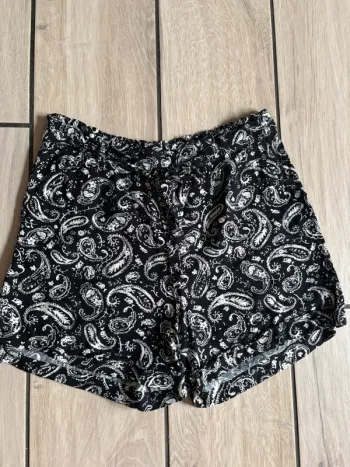 Joli short noir imprimé c&a taille 42