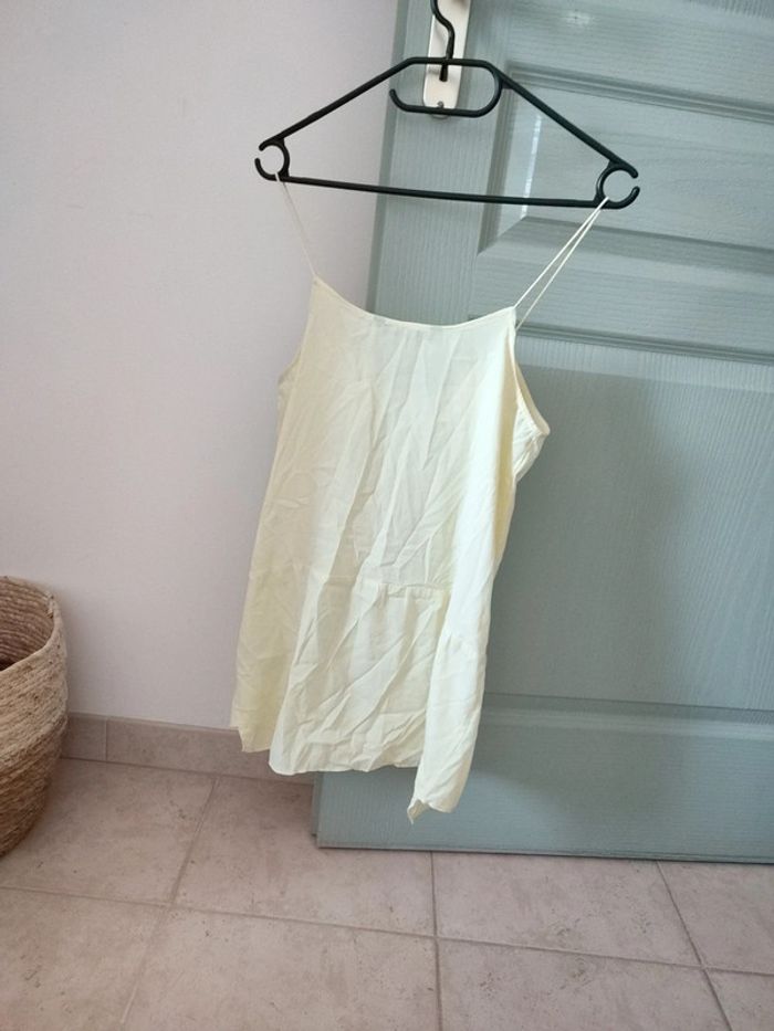 Blouse fines bretelles jaune pâle, ornée d'un bijou - photo numéro 3