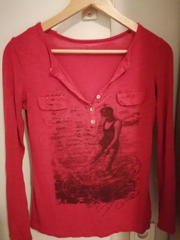 T-shirt rouge manches longues et motifs col v 38