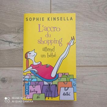 Livre L'accro du shopping attend un bébé