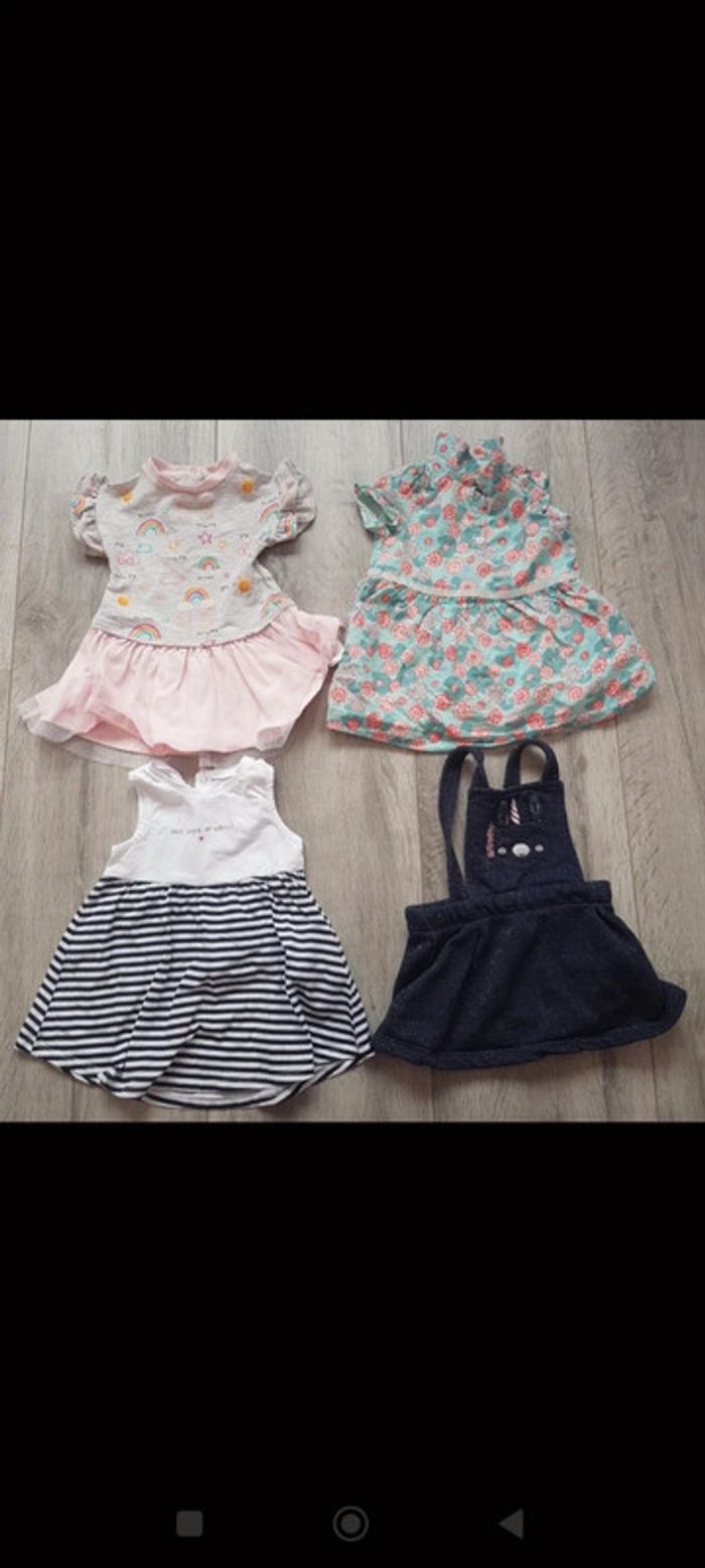 Lot de 4 robes ( 9 mois )