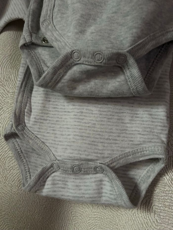 2 body croisés gris naissance Kiabi en parfait état - photo numéro 4