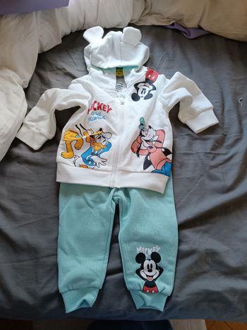 Ensemble jogging Mickey.