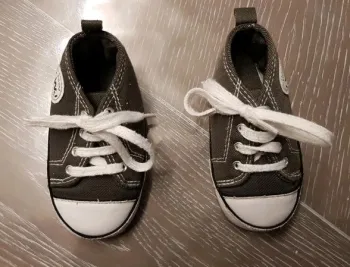 Baskets pour bébé 6-12 mois. Pointure 20-21