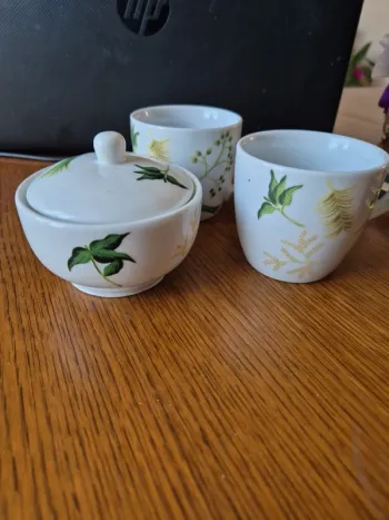 lot 2 tasses et sucrier