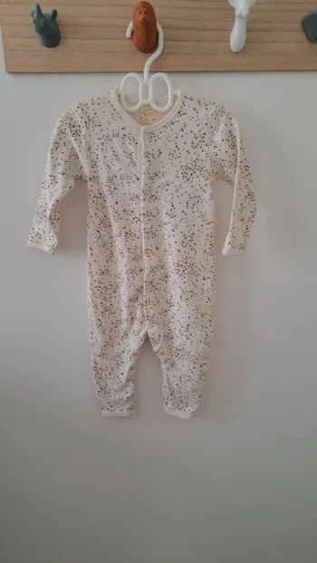 Pyjama léger avec des points de différentes couleur