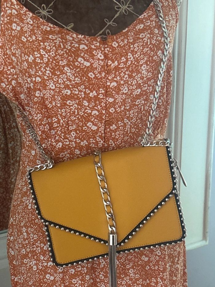 Sac à main jaune clouté