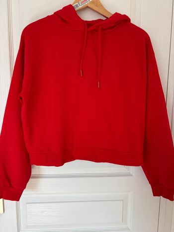 Pull rouge à capuche