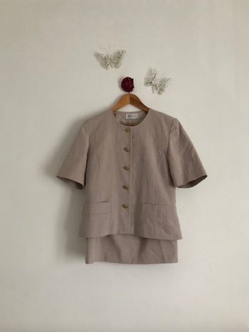 Rhapsodie – Tailleur-jupe aux boutons dorés