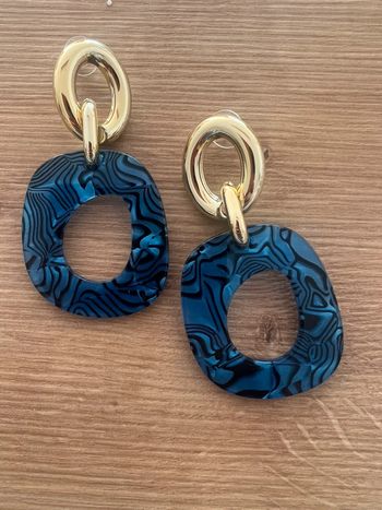 Très jolie paire de boucles d’oreilles bleu marine