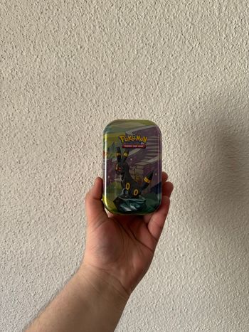 Mini tin ev8.5 évolutions prismatiques illustration Noctali - FR